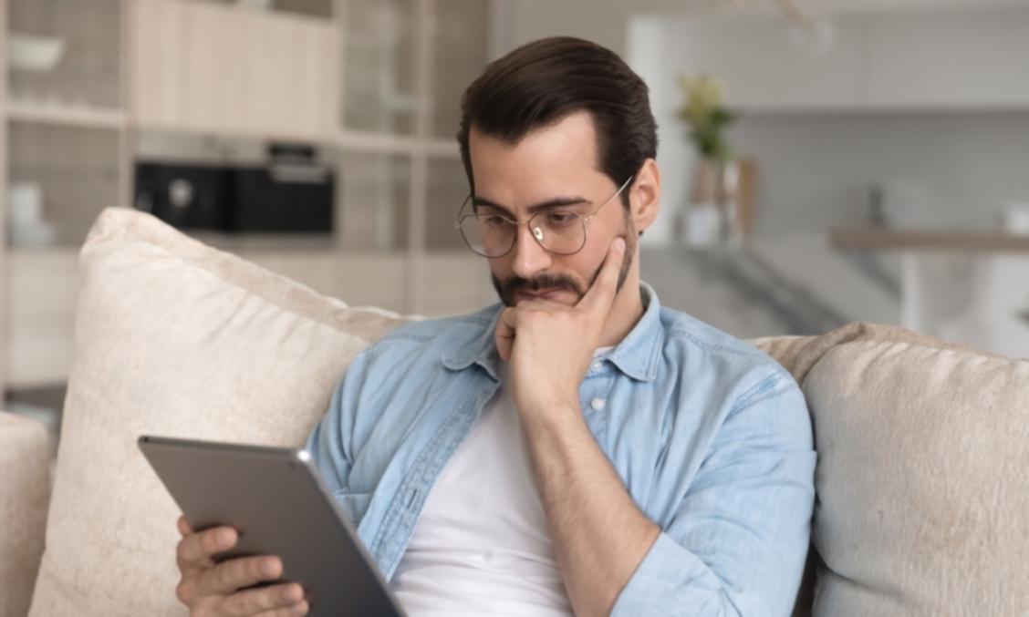 Teilnehmer bei der Arbeit an Finanzmodellen und Cashflow-Analysen