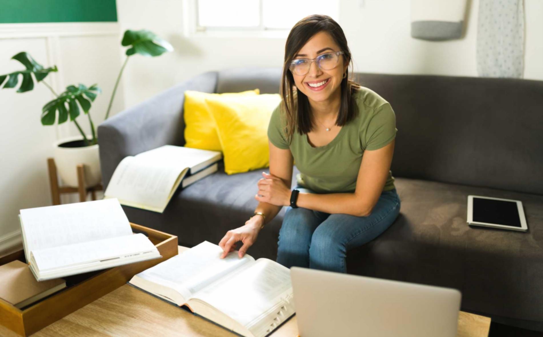 Teilnehmer arbeiten an praktischen Finanzübungen